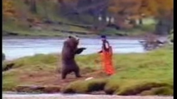 Bum Fights - Man Fights a Bear