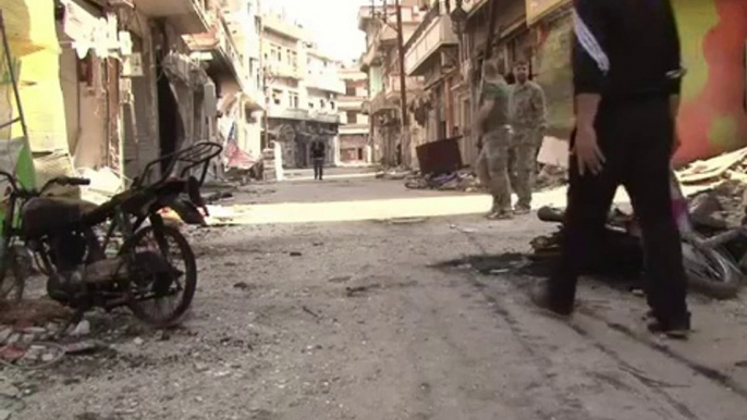 Civilians return to Homs after last Syrian rebels leave