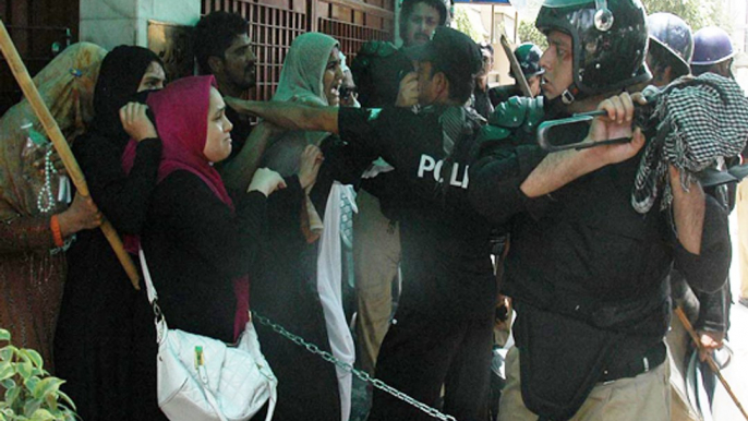 Dunya News - 8 die including 2 women as clash between police, PAT workers turns violent