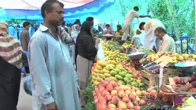 Dunya News - Pakistanis observe their first Iftar with joy and fervour