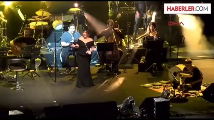 Antalya'da Konser Veren Ünlü Sanatçı Sezen Aksu, Şarkı ve Esprileriyle Hayranlarına Güzel Bir Gece...