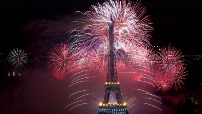 La tour Eiffel s'illumine pour la paix