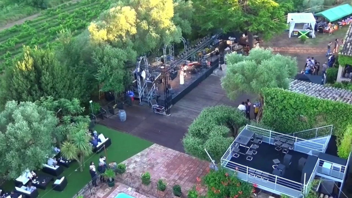 Le mas des Escaravatiers vue du ciel drone Var Puget sur Argens : Yodelice, Hollyssiz, Ayo, Milky Chance. Concerts, soirées, brunchs, pool party. 35 concerts dans le jardin d'un mas provençal, sous les oliviers, en bordure de piscine