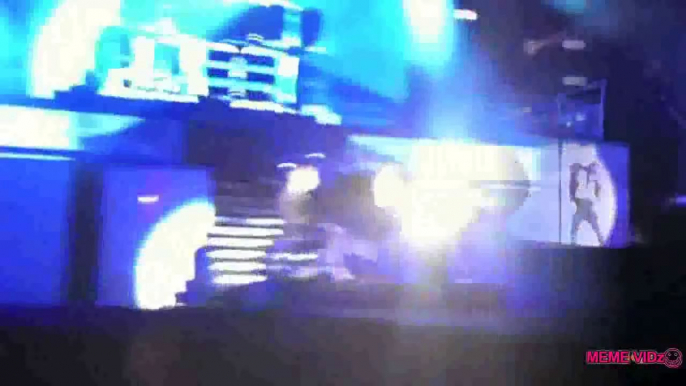 Justin Bieber Gets Attacked In Dubai Concert - Crazy Fan Attacks Justin Bieber While Performing [HQ].