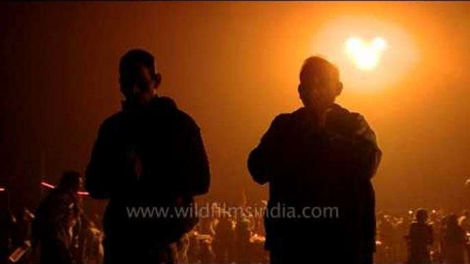 Hindu devotees performing rituals and prayers: Gangasagar mela