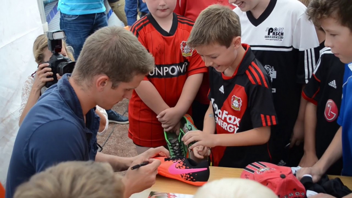 Lars Bender schreibt Autogramme (13.08.2014)