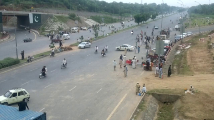 Pakistan Tehreek-e-Insaf ka workers ka Josh o jazba in zero point islamabad most watch[15 august 2014 ]time 4:00 pm] (4)