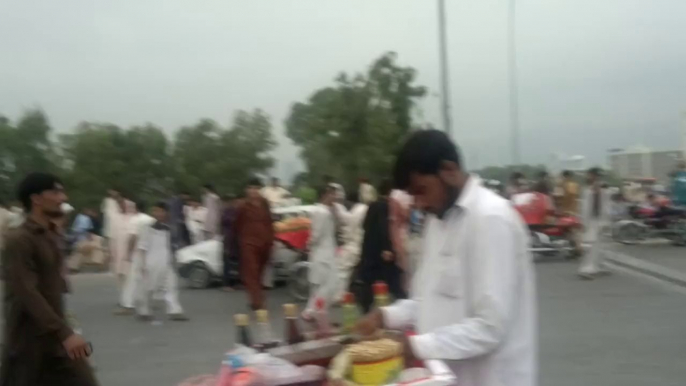 Pakistan Tehreek-e-Insaf ka workers ka Josh o jazba in zero point islamabad most watch[15 august 2014 ]time 4:00 pm] (5)