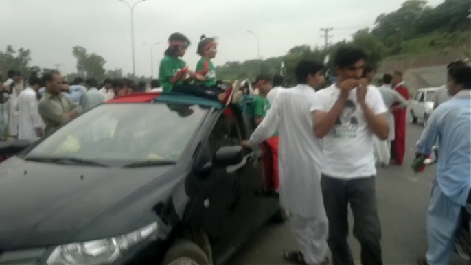 Pakistan Tehreek-e-Insaf ka workers ka josh in zero point islamabad most watch[15 august 2014 ]time 4:00 pm] (11)