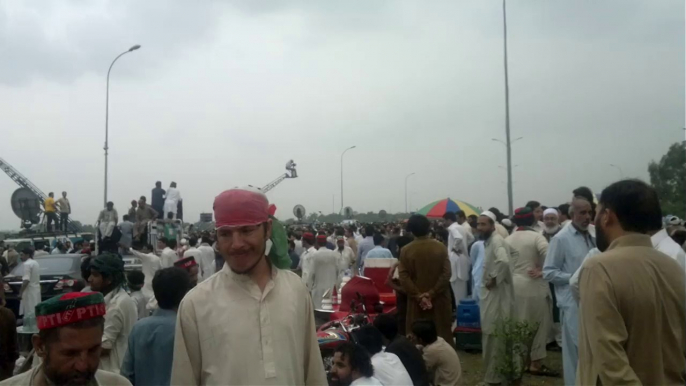 Pakistan Tehreek-e-Insaf ka workers ka josh in zero point islamabad most watch[15 august 2014 ]time 4:00 pm] (12)