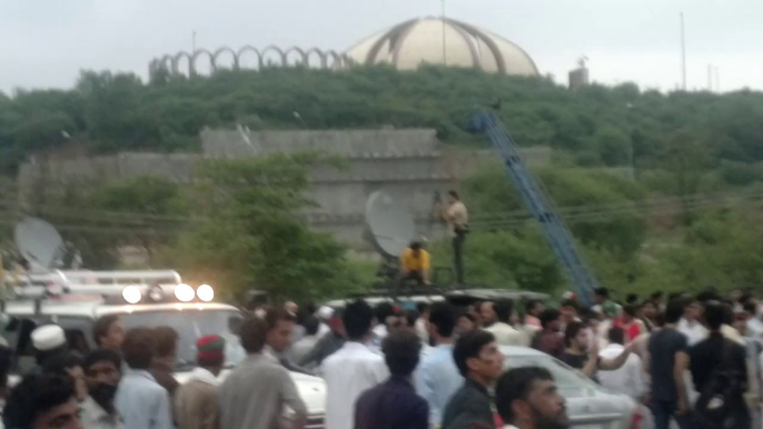 Pakistan Tehreek-e-Insaf ka workers ka josh in zero point islamabad most watch[15 august 2014 ]time 4:00 pm] (14)