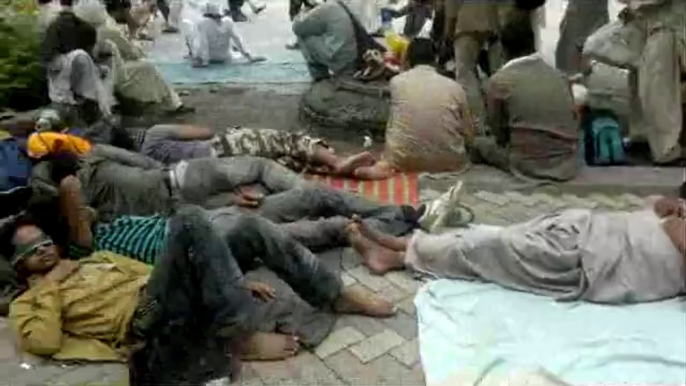 Tehreek-e-Insaf k workers nidhal pari hai aabpara chowk islamabad 16 august 2014