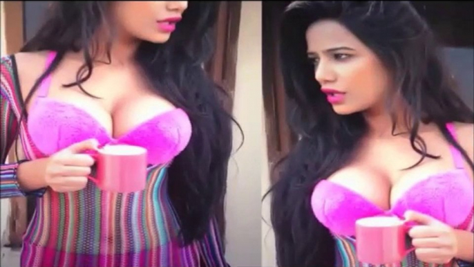 Poonam Pandey Falunts Her Big Cleavage