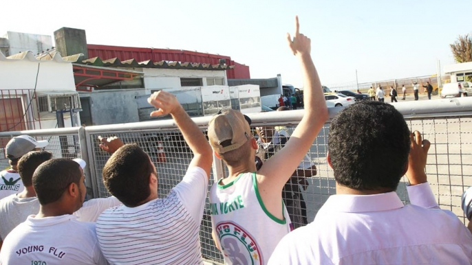 Revoltados, tricolores protestam e atacam carros de jogadores