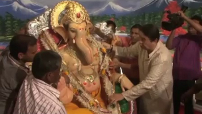 Randhir Kapoor places Lord Ganpati at RK studios