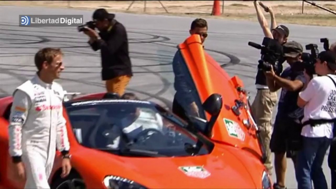 Cristiano Ronaldo y Jenson Button conducen un McLaren en el circuito del Jarama