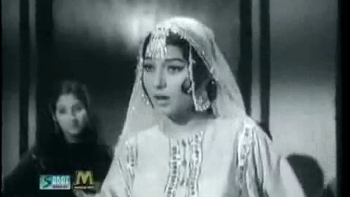 in ko sumjaao ke besumjay chelay aaye hain , Naaz ker muger husn pay yuun naaz na ker~  Sangeeta , Saiqa, Qavi, Aslam Pervaiz and Rangeela Film- Meri Zindagi Hai Naghma     Pakistani URDU Classic Old Movie[1]webm