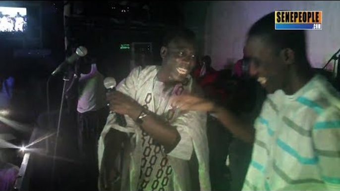 Waly Seck chante par son papa Thione Seck en live: Vidéo exclusive Buzz