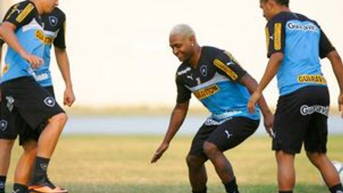 Jobson volta ao Botafogo, treina forte e mostra boa pontaria