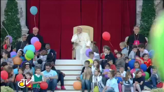 We are the world cantata in Piazza San Pietro dai bambini per Papa Francesco