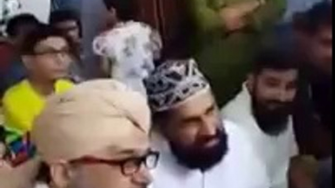 Owais Raza Qadri at Sohrab Goth Cow and Bakra Mandi Karachi www.khurramy.blogspot.com