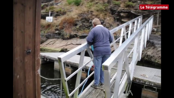 Caurel (22). 72 m de ponton déménagés sur le lac de Guerlédan