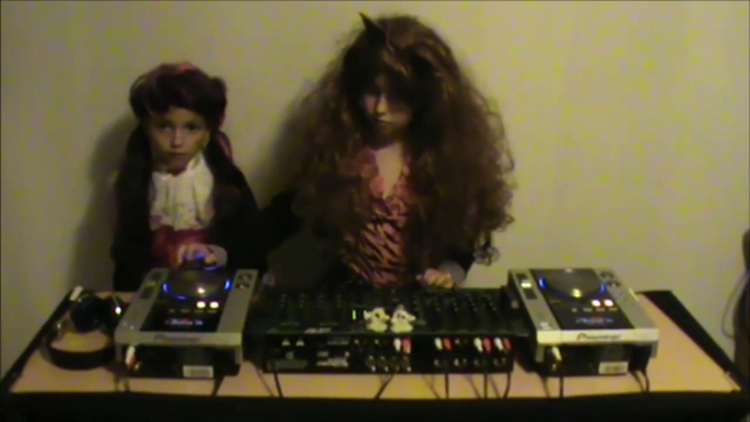 Dj Eva mix entre Images et Mickael Jackson pour Halloween