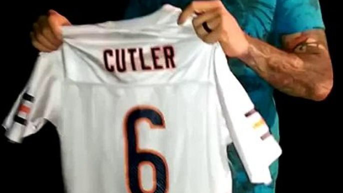 Un fan des Bears pas content met le feu au maillot de Jay Cutler!