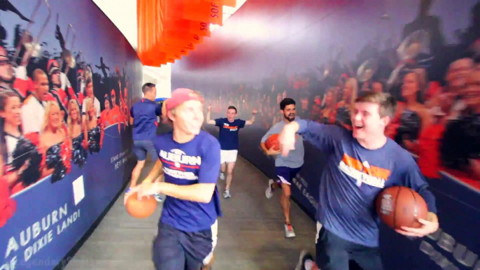 Trick Shots de dingue en Basket-ball dans la Auburn Arena FT Bruce Pearl