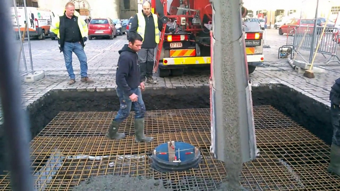 Grand-place de Tournai: dispositif impressionnant pour l'installation du sapin de Noël