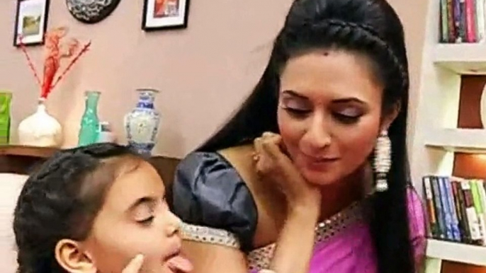 Ishita and Ruhi Makes Fun On The Set of Star Plus Tv Serial Yeh Hai Mohabbatein