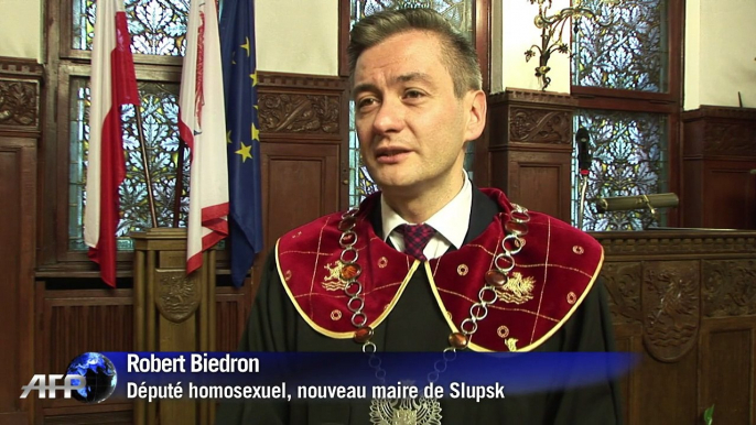 Pologne: un député homosexuel investi maire