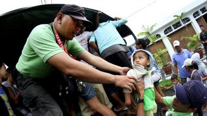 Thousands flee as Hagupit hits Philippines