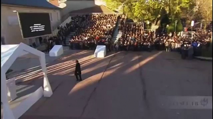 Chanson "Vive le vent" chantée par François Hollande