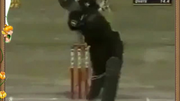 Misbah-ul-Haq hits two HUGE SIXES to Shane Warne -@-  Misbah-ul-Haq Great Sports in Past