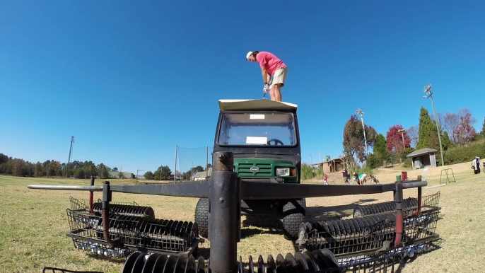 Trick shots de fou en golf sur un tracteur! Bryan brothers...