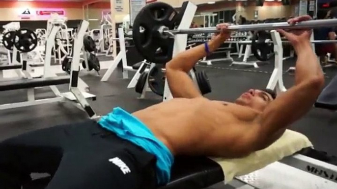 Favorite tricep exercises - Close grip bench 4x12 (by Michael Romero Jr) - November 2014