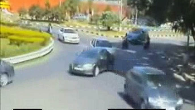 Road Accidents in India caught by live CCTV camera