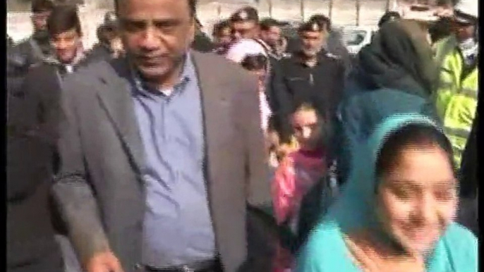 Dunya News -  MQM delegation pays visit to APS Peshawar, Farooq Sattar demands Sitara-e-Jurat for martyrs