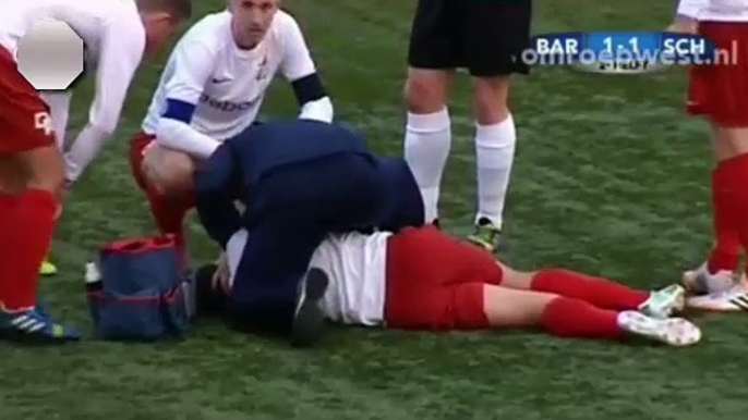 Referee hits the elbow to the nose a player in Holland Barendrecht vs Scheveningen