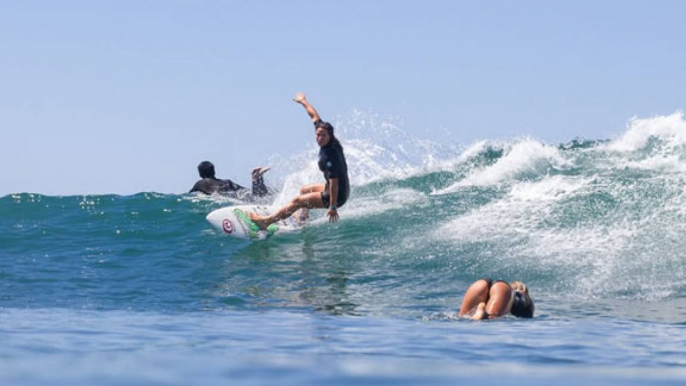 Pauline  Ado, Alana Blanchard et Bethany Hamilton en tournée pour à Trestles