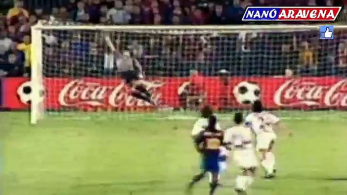 Ronaldinho Amazing Skills Tricks The Best Street Soccer Football-Futsal-Freestyle Player EVER