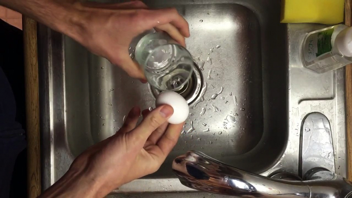 How to Quickly Peel a Boiled Egg in a Glass of Water (HD)