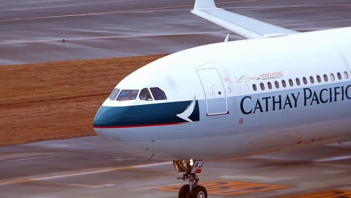 Cathay Pacific Airways Airbus A330-343 Landing _ Décollage à Nagoya