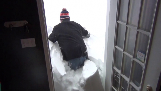 Tempête de neige du siècle au Canada : cet homme ouvre sa porte pour nous montrer!