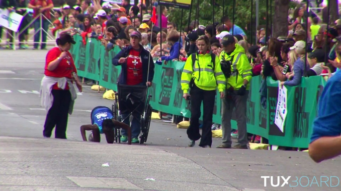 Épuisée, elle termine son marathon à 4 pattes !