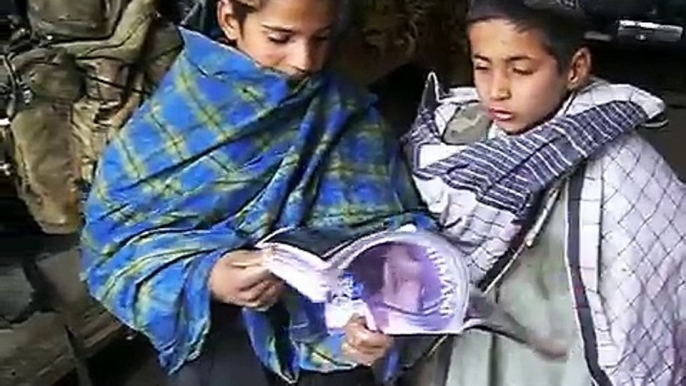 Des enfants afghans découvrent l'actrice p0rn0 Jenna Jameson