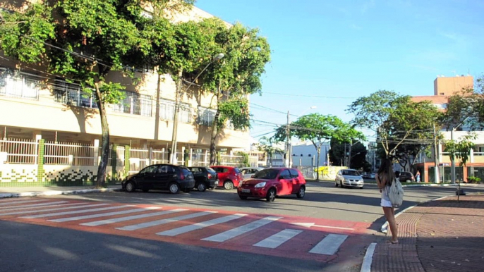 Motoristas obedecem a faixa de pedestre no bairro Jardim da Penha, em Vitória