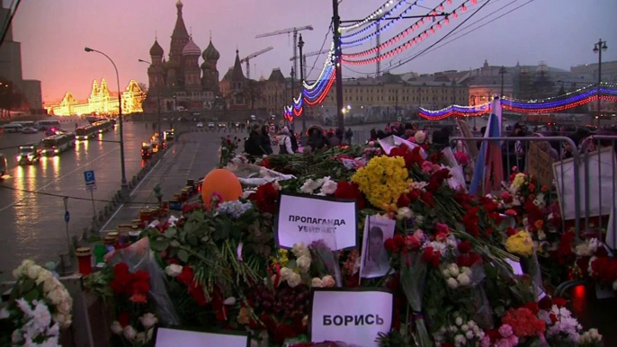 Tens of thousands of Russians take to the streets to protest assassination of Putin critic