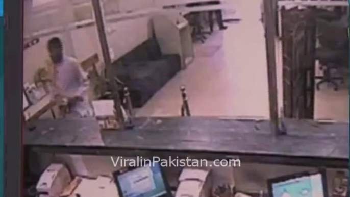 Most Hilarious Bank Robbery in Karachi, Pakistan (CCTV Footage)